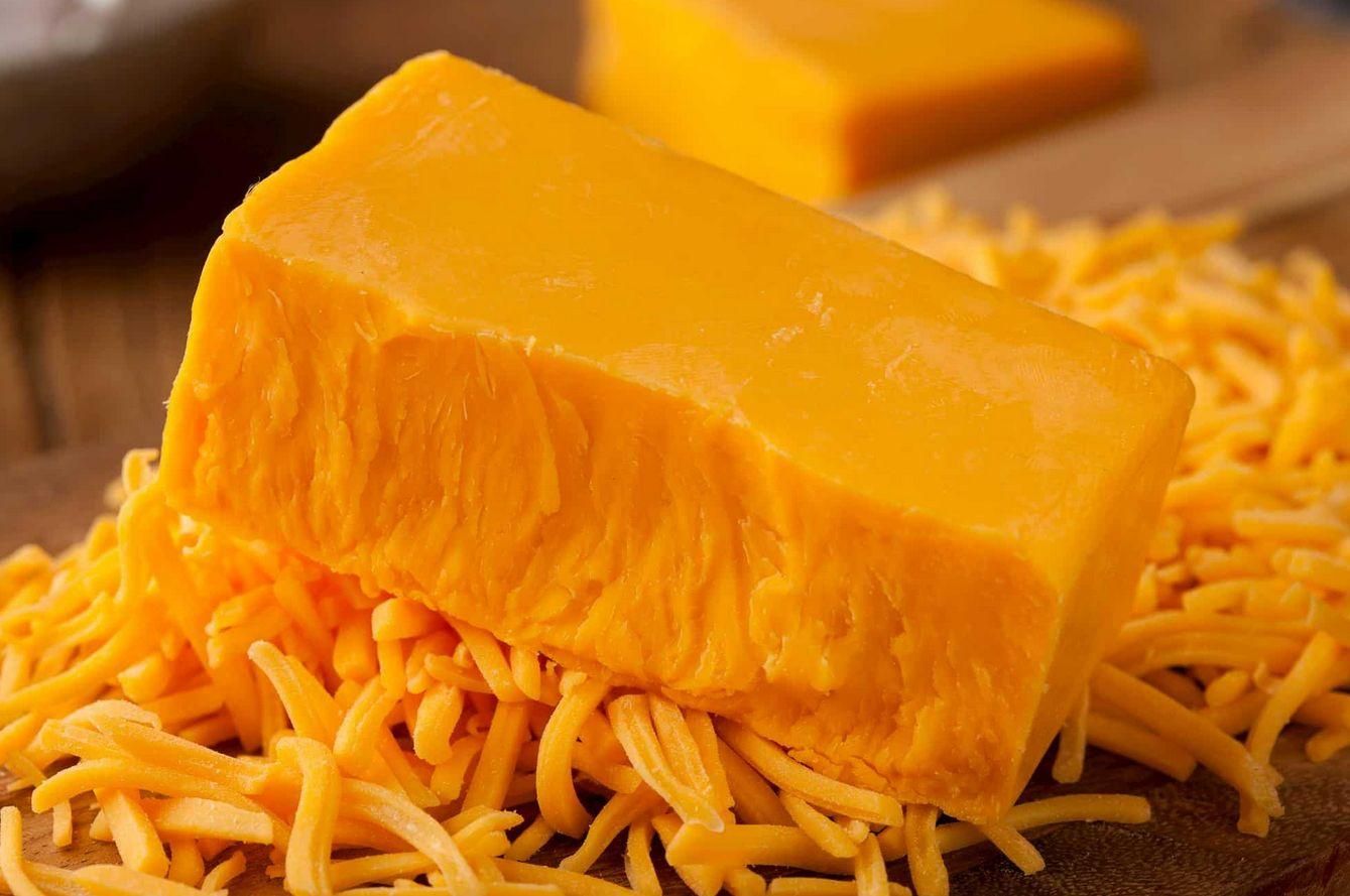 Tłusty ser cheddar, tarty