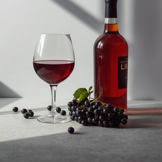 Krajowa produkcja wina, octu i soku: jak skutecznie wykorzystać czarną porzeczkę