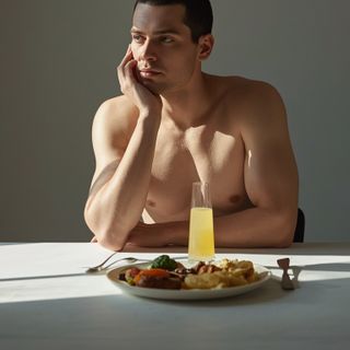 Diet during hyperuricemia and a model meal schedule