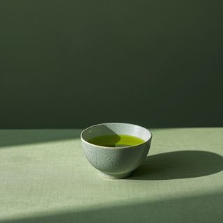 What distinguishes matcha from conventional green teas? Key attributes, preparation techniques, and procurement sources