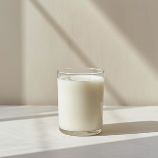Ernährungsbedenken bei Laktoseunverträglichkeit: Kann Ziegenmilch eine tragfähige Alternative zu Kuhmilch für betroffene Personen darstellen?