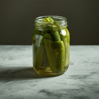 Mildgesalzene Gurken – Eigenschaften, gesundheitliche Vorzüge und Unterschiede zu klassisch fermentierten Sauergurken. Eine Schritt-für-Schritt-Anleitung zur Zubereitung zu Hause