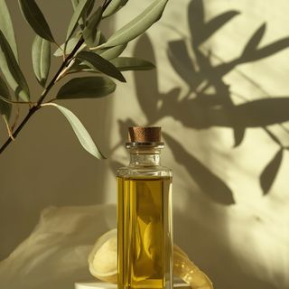 The multifunctional properties of olive oil extend far beyond culinary applications—discover its beneficial effects on hair vitality, nail strength, and facial skin health!