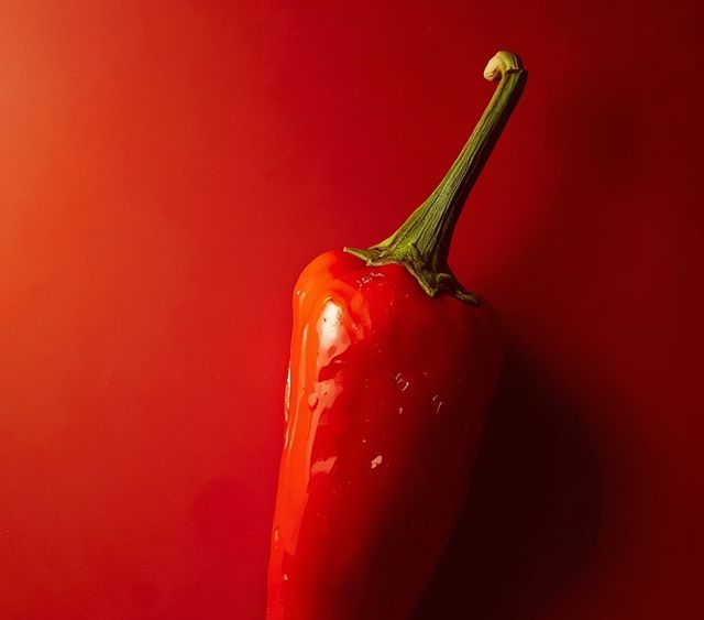 Chilischote – botanische Merkmale, Sortenvielfalt, kulinarische Anwendungen sowie Anleitung zur Zubereitung einer außergewöhnlich scharfen Sauce mit intensiver Würze