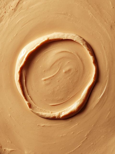 Creamy tahini spread with a uniform layer not exceeding ten millimeters in thickness
