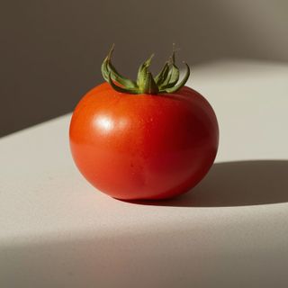 The strawberry tomato – key attributes, nutritional composition, vitamin content, and a step-by-step guide to preparing a salad featuring this variety