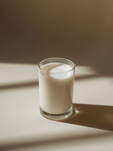 Entdeckung der Eigenschaften und traditionellen Verwendung von geronnener Milch – wie sie entsteht und mit welchen Lebensmitteln sie sich ideal in der täglichen Ernährung kombinieren lässt