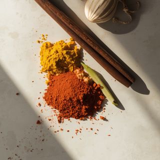 The curry spice composition: a comprehensive breakdown of its constituent ingredients, potential health benefits, and a step-by-step guide to crafting an authentic curry sauce at home
