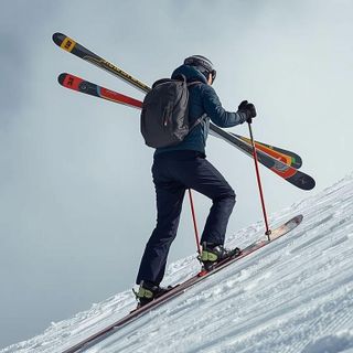 Skispringen (Aufstieg mit Skiern)