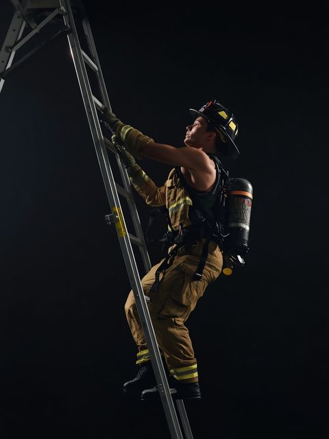 Feuerwehrleute, Anlege- und Steigleiter mit vollständiger Ausrüstung, simulierte Feuerlöschung