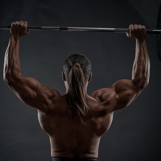 Sztanga Na ławce skośnej Shoulder Wznosy