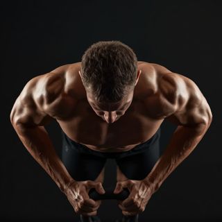 Close-Grip Push-Up off of a Kurzhantel