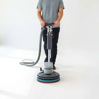 Bodenpolieren, stehend, langsam gehend, mit elektrischer Poliermaschine