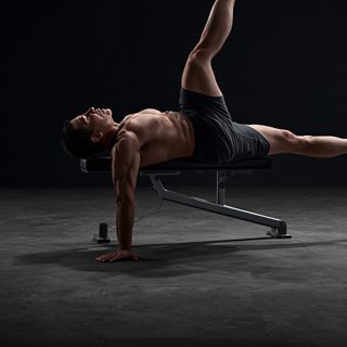 Flat Bench Lying Leg Raise