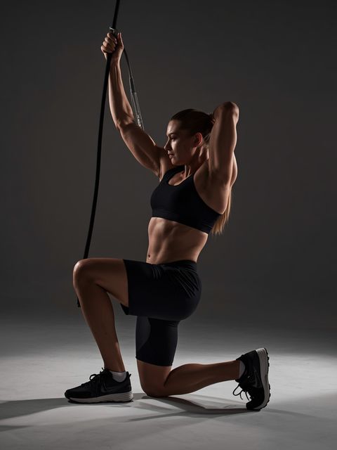 Kneeling Wyciąg Crunch With Alternating Oblique Twists