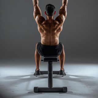 Palms-Up Langhantel Wrist Curl Over A Bench