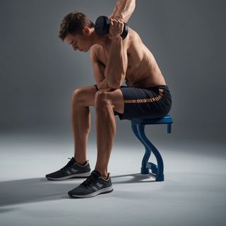 Sitzend Bent-Over One-Arm Kurzhantel Triceps Streckung