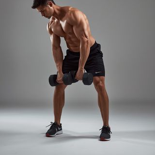 Stehend Bent-Over Two-Arm Kurzhantel Triceps Streckung