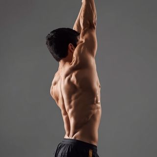 Stehend Low-Pulley One-Arm Triceps Streckung