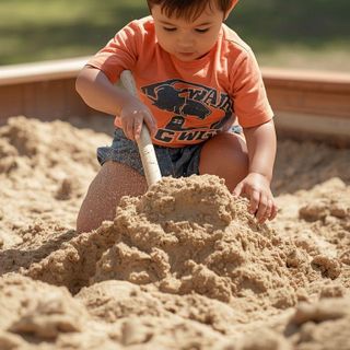 Sandkasten graben, Sand schaufeln