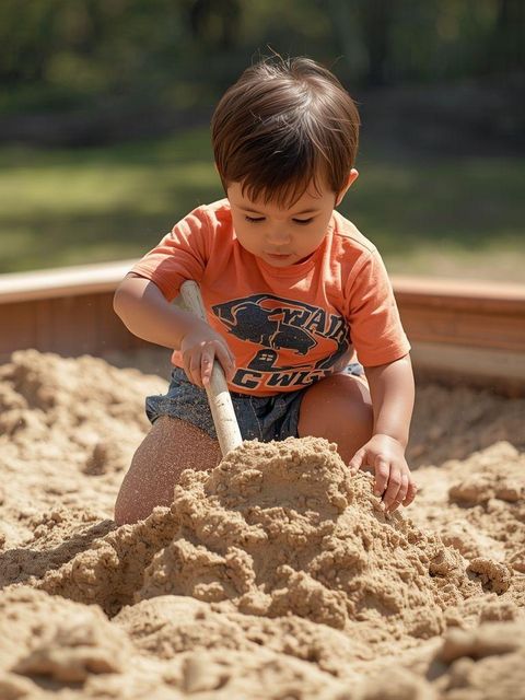 Sandkasten graben, Sand schaufeln