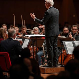 Orkiestra dyrygencka, stojąca