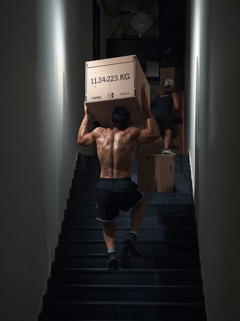 Tragen moderater Lasten Treppen, bewegliche Kisten 11,34-22,23 kg