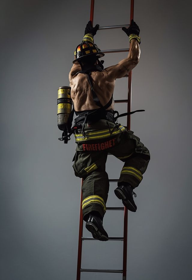 Feuerwehr: Leiterstellen und -steigen in voller Schutzausrüstung