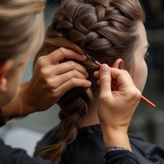 Fryzjer (np. plecione włosy, manicure, makeup artist)