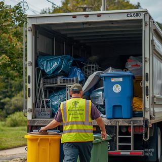 Kolekcjoner śmieci, spacery, wyrzucanie pojemników do ciężarówki