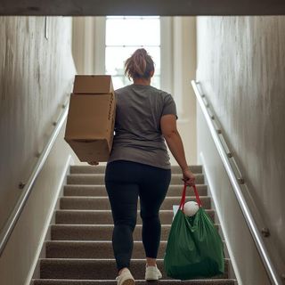 Gehen oder Treppensteigen nach unten oder Stehen, Tragen von Gegenständen von etwa 50 bis 74 Pfund