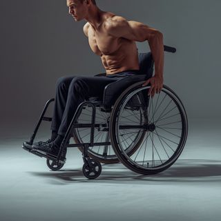 Schieben eines Rollstuhls, unbesetzt