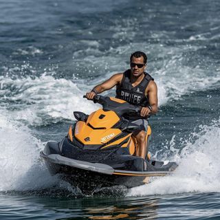 Jetski fahren im Wasser