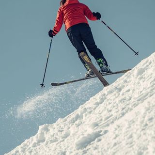Skispringen, Bergsteigen mit Skiern