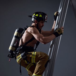 Feuerwehrmann, Kletterleiter mit vollständiger Ausrüstung