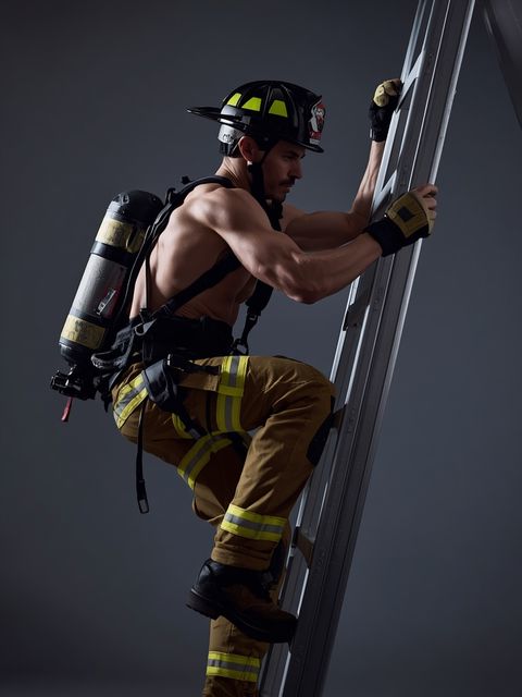 Feuerwehrmann, Kletterleiter mit vollständiger Ausrüstung