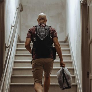 Gehen oder Treppensteigen oder Stehen, Tragen von Gegenständen von etwa 25-49 Pfund