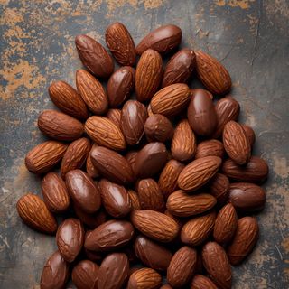 Chocolate-coated almonds