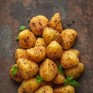 Französisch gebratene Kartoffeln, gekrackt schwarzer Pfeffer