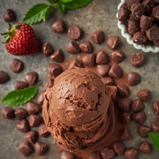 Reiches Schokoladen-Eis mit cremiger Schokoladenstreusel