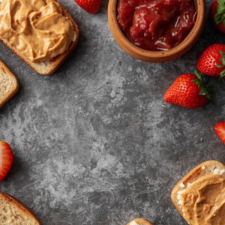 Erdnussbutter- und Erdbeermarmeladen-Sandwiches, Erdnussbutter und Erdbeermarmelade
