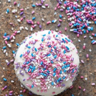 <b>White Cupcake Topping</b> „<span class="highlight">Unicorn Magic Shell</span>“ with <span class="highlight">Pink, Blue, and Purple Specks</span>