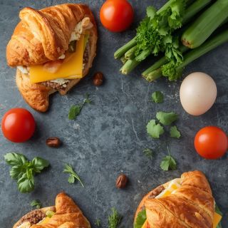 Kanapki śniadaniowe z kiełbasą, jajkiem i serem 2