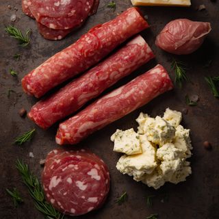 Salami mit Gorgonzola