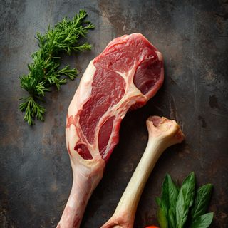 Rohes Schweineschulterblatt mit Knochen