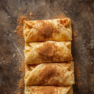 Crêpes mit Zimt und Zucker, zubereitet