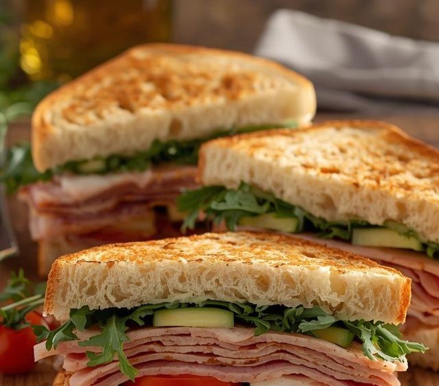 Sandwiches mit Truthahnschinken und Gemüse