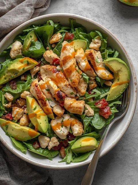 Salat mit Avocado und Hähnchen