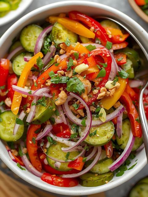 Gurkensalat mit eingelegten Gurken, Paprika und roter Zwiebel