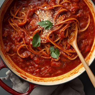 Wegańskie spaghetti w sosie pomidorowym - jednogarnkowe